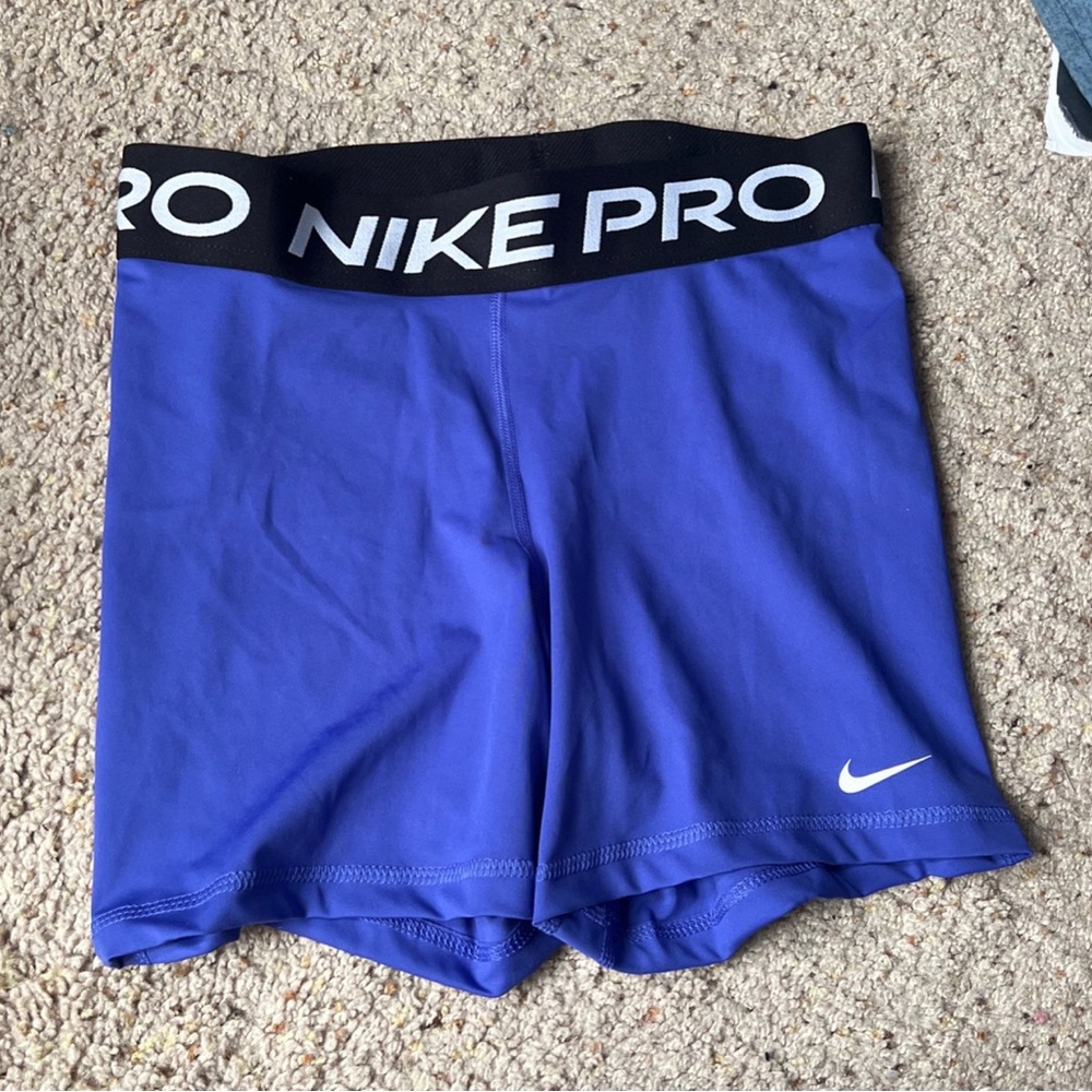 Nike pro shorts women, size medium never worn brand new!